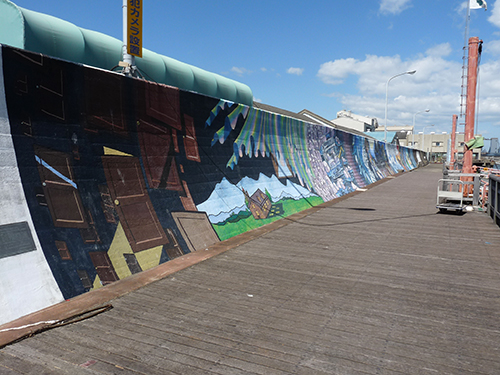 ボードウォークと壁画